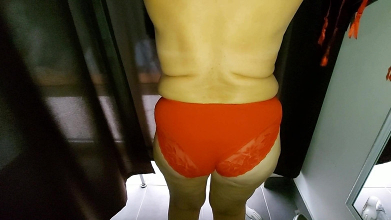 Sexi Ledy: Curvy madam in a fitting room