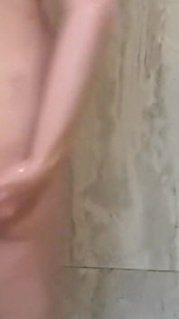 Gilf tettona si annaffia e piscia davanti alla doccia