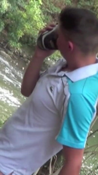 Upokorzenie seksualne dla 2 sneaerboys w rejsie rzeką na zewnątrz