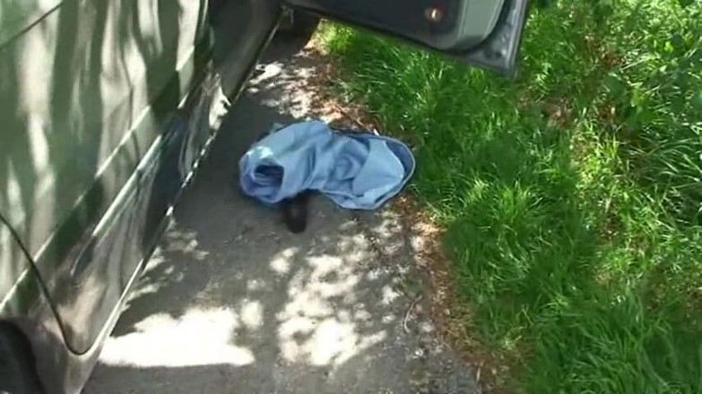 Femdom Austria: Loira puta fica com as calças molhadas de mijo