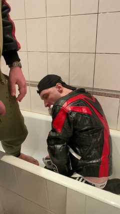 KinkySirius: 穿着皮夹克的大男人撒尿在皮衣摩托骑自行车的人身上