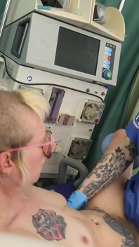 Il degradante esame vaginale dell'infermiera ruby: la troia rosa con piercing ispezionata, allungata e rotta in sala medica