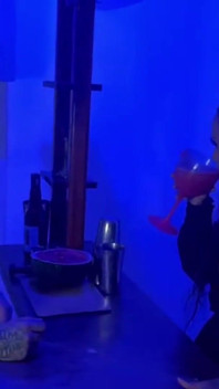 Un barman baise un client au club