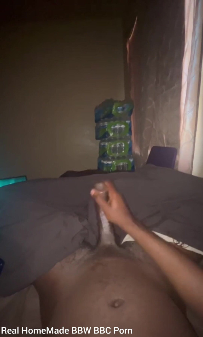 Big black cock BBCee: Je caresse lentement ma grosse noire en gémissant et en...