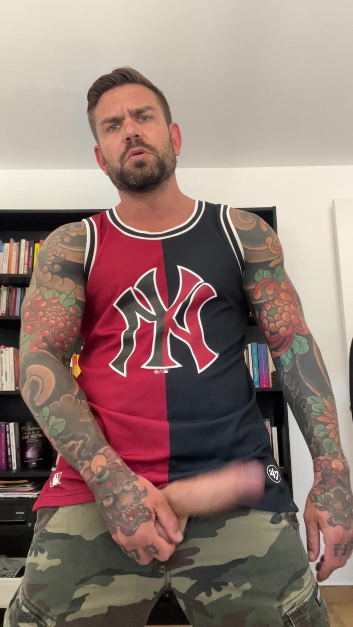 Juan Lucho Gay: Cannuccia chulazo tatuata con vestiti addosso