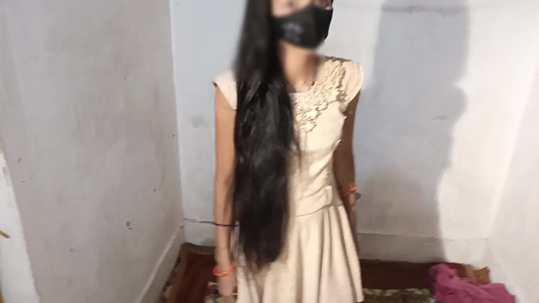 Raniki chut: 印度德西女孩紧阴部性爱视频