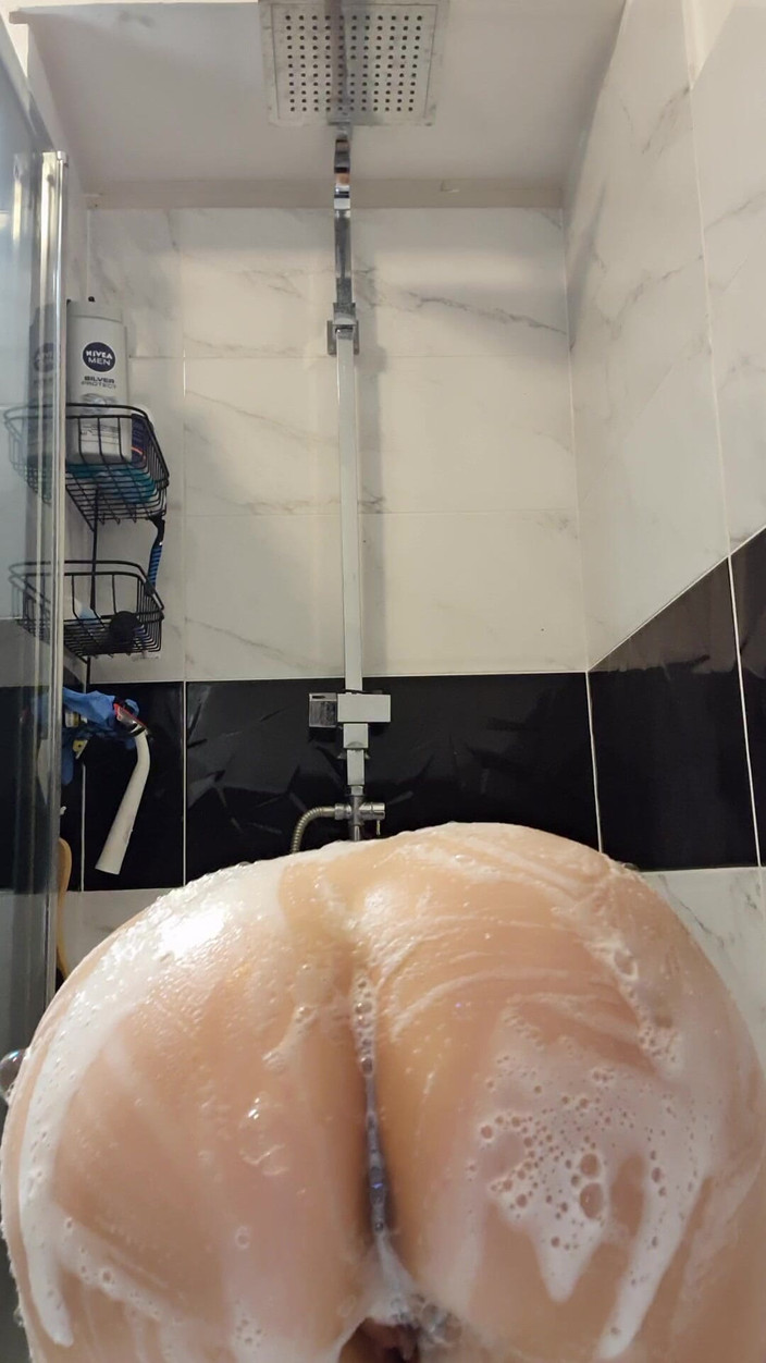 Adele Amber: シャワー中のアナル・ファン