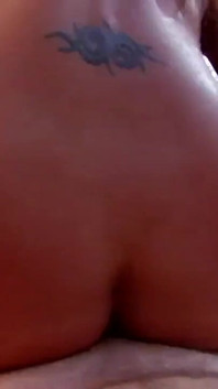Pirsingli hatun açık havada etkinliklerde gırtlağına kadar alıyor ve anal sikişiyor