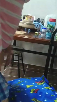 La nueva vecina está muy cachonda y me hizo follarla en su sala de estar, su marido se estaba duchando
