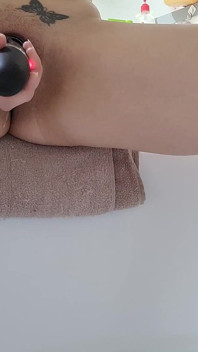 Erangan keras orgasme dengan vibrator...