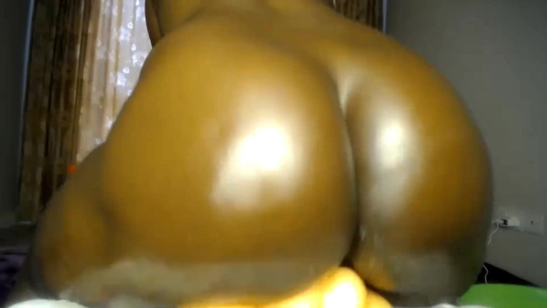 Super sexy ebony cuties: Pantatku goyangin pantatku pakai dildo ukuran raksasa sampai meringis keenakan...