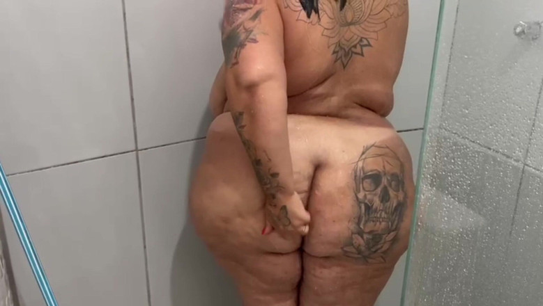 Mary Jhuana: BBW pod prysznicem