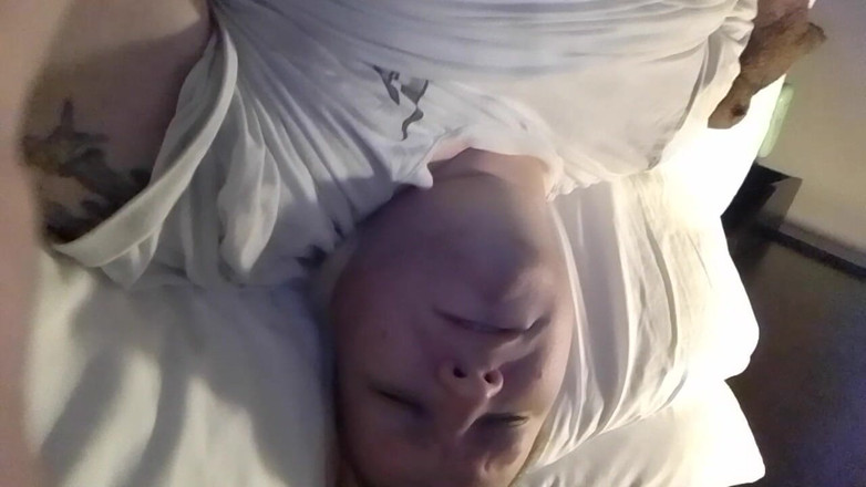 Roxxie rae page: Masturbación tarde en hotel