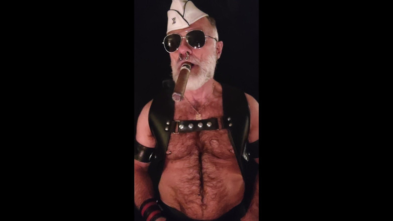 MusclesCigarsFFPig: Ayah tiri yang lagi merokok