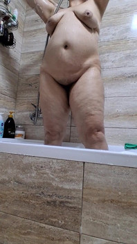 Manželka s velkým zadkem ve sprše