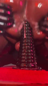 Femboy abre o buraco com vibrador em forma de cone