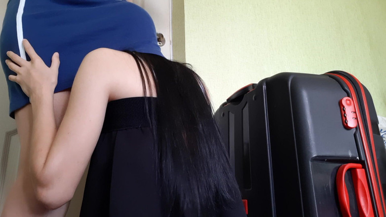 Lesbian-illusion: 내 섹시한 의붓딸이 치마 밑으로 올라가 남편이 직장에 있는 동안 오르가즘에 나를 데려왔어