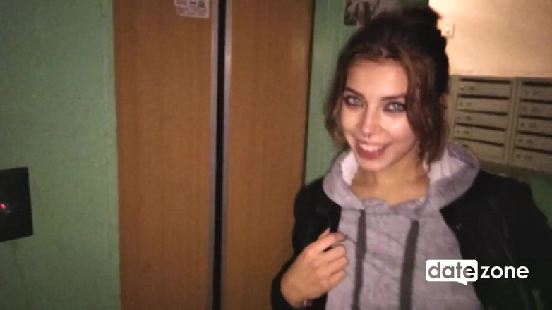 Datezone: Blowjob im aufzug, dann quickie auf der treppe