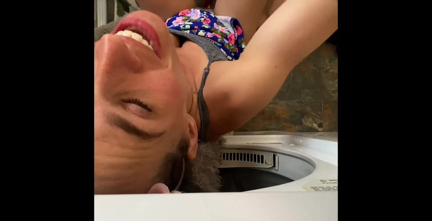 VibeWithMommy: Мачеха застряла в сушильной машине, и ее паренек использует ситуацию только, чтобы быть вознаграждена минетом с большими глазами.
