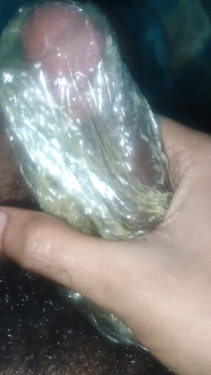 Hot_bobby: Chico canadiense masturba mi polla con polithin