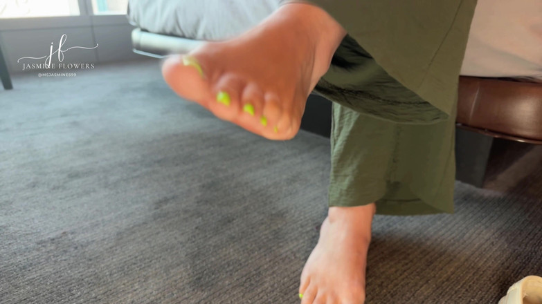 Jasmine Flowers: Piedi provocanti della miLF bollente: dita dei piedi luminosa e...