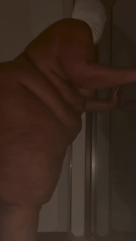 Şişman bir tombul götü yiyor ve sikiyor