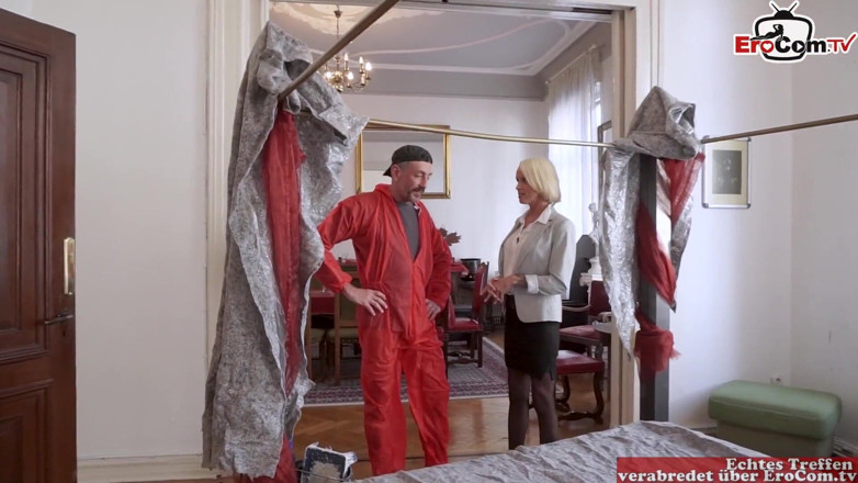 EroCom: Gorąca szczupła niemiecka milf uwodzi malarza do seksu