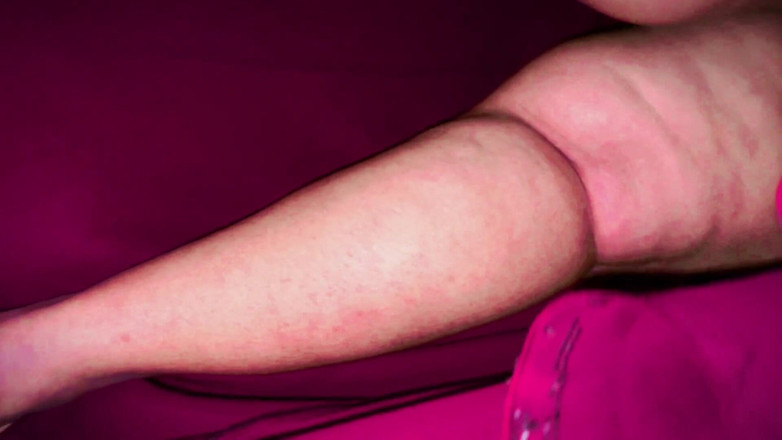 Aria Mia: La matrigna calda culona pulisce la stanza del figliastro indossando...