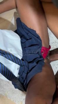 La teenager in uniforme scopa