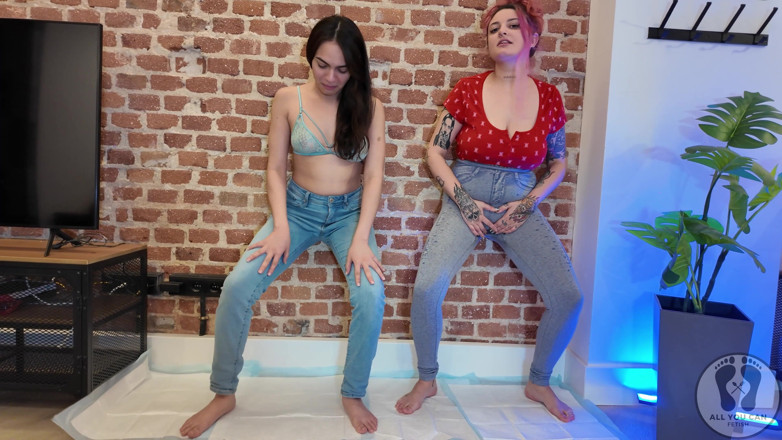 All You Can Fetish: Rebeca Addams dan Ana Spears Kencing Pada Seluar Jeans Show...