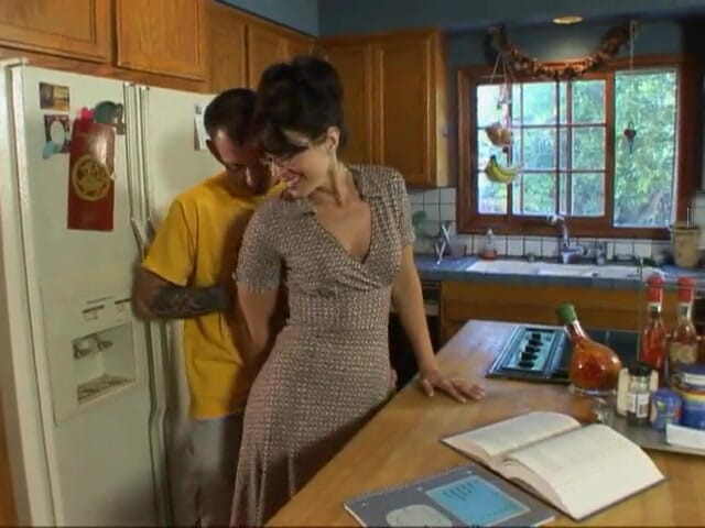 Real Life Cougars: Tante girang dengan pantat besar dientot di dapur