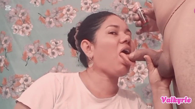 Valkyrieandluigy: 可爱的女孩吮吸美味的深喉