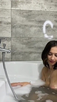 Milfka s velkými prsy si tře její krásnou kundičku v koupelně (skutečná domácí amatérka)