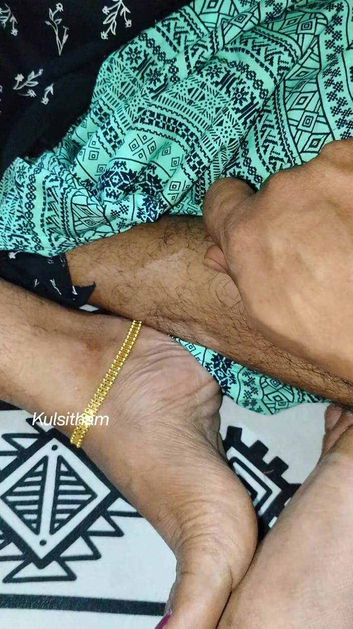 Devika: Můj nevlastní bratr miluje moji mokrou kundičku