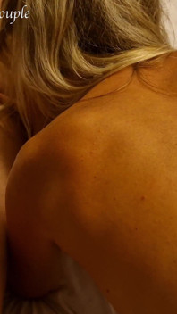 Marido deja que un chico extraño forme internet para divertirse con su esposa caliente - real trío amateur