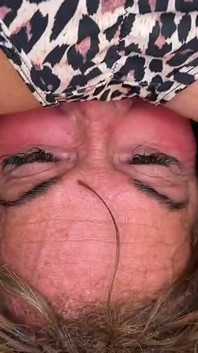 Debra Dandrea vs Kandylegs em uma luta de cama