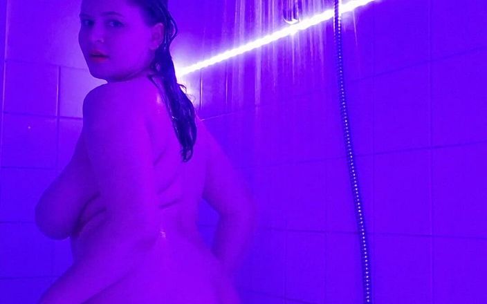 Tina Angel: LEDライトの下でのシャワーティーズ - 泡立つボディ、濡れた曲線