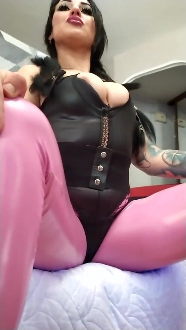 KatrixandCaliforniaLatex: Barbie sexy în latex pozează și provoacă