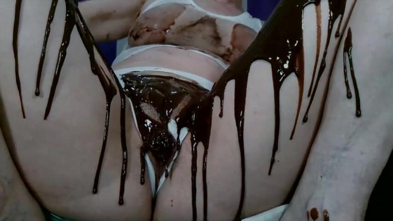 Brazilian_Miss: Amcık sırılsıklam ve klitoris üzerinde çikolata ile boşalıyor