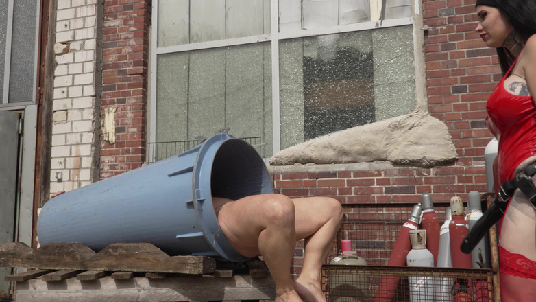 MissAlessaMilano: Všude, i odpadky, kam šukám