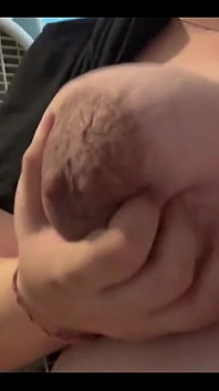 Gordinha adora brincar com seus peitos