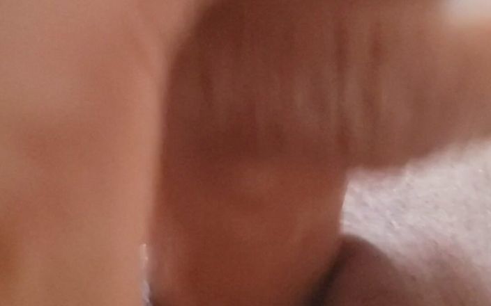 Horny milf candy: Büyük dildomu sikiyorum