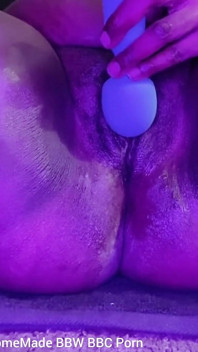 Martelando minha buceta com grande vibrador estimulando meu grande clitóris