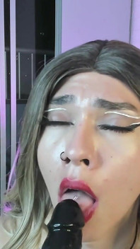 Spectacolul live Sissy îți oferă o muie sloopy
