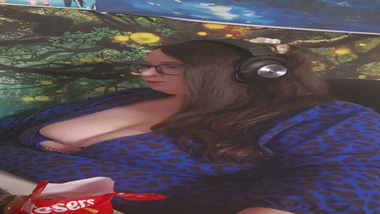 SSBBWLadyBrads: Grandona deusa comendo enquanto trabalha