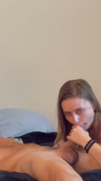 Rubia sexy chupando polla gigante - Laney Grey