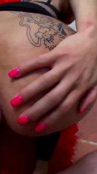 Sodomie en plein air avec une blonde tatouée qui change de pantalon