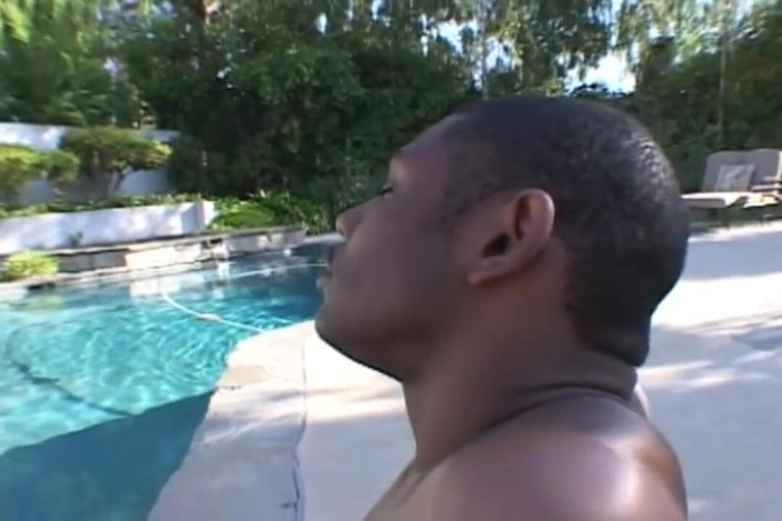 Black Sinner: Une rousse sexy suce une bite dans la piscine