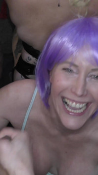 La splendida MILF mangia e viene sborrata sulle sue incredibili tette