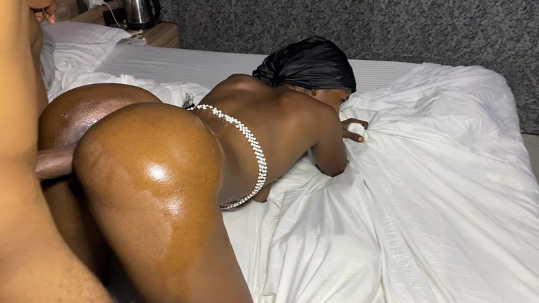 Moonlight blues: Cewek semok ini dientot gaya doggy habis-habisan sama cewek penggila...